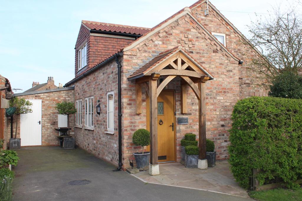 Mistletoe Cottage room 2