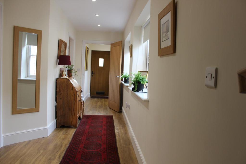 Mistletoe Cottage room 6